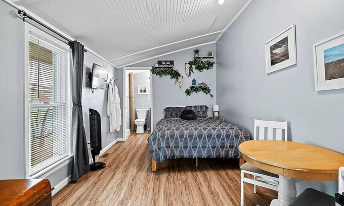 Detroit - Shoreway Apartamento | Charming Private Studio in Gordon Square with Direct Path to Edgewater Beach.