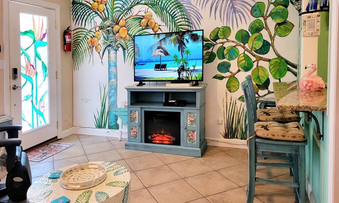 St. Petersburg - Clearwater Casa | Pink Flamingo 2bdrm suite / cocina / patio cercado / bicicletas