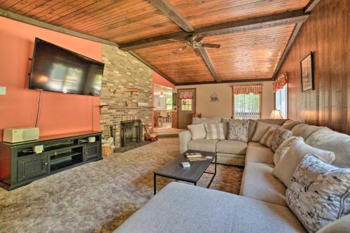 Westford Casa | Charming Pymatuning Lake House Near Park and Beach