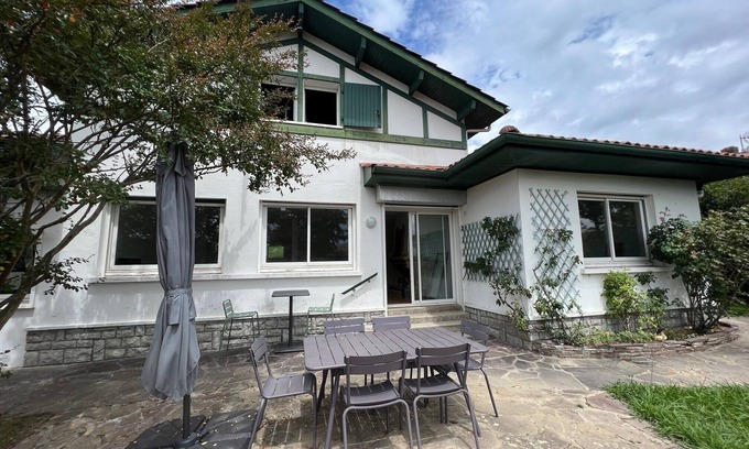 Saint-Jean-de-Luz Casa | Charming quiet house with swimming pool close to beaches and town center!
