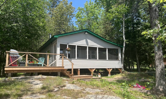 West Nipissing Cabina | Charming, quiet & rustic cabin on the French River with enclosed porch and deck