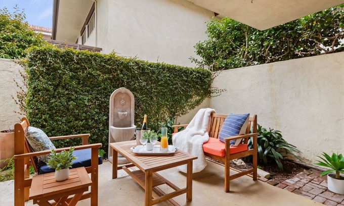 Upper East Condominio | Charming Remodeled Uptown Condo with Pool