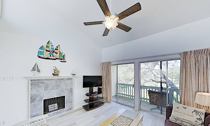Sailhouse Condominio | Charming Remodeled Condo w/ Pool, Pier & Private Balcony