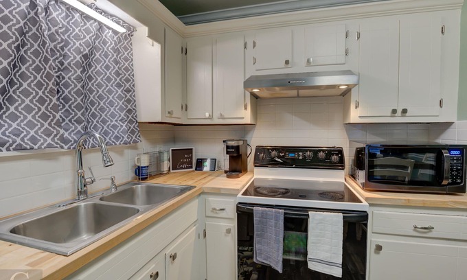 Highland Historic District Casa | Charming Remodeled Home close to several hospitals, downtown,.