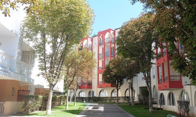 Lamalou-les-Bains Apartamento | Apartamento renovado con balcón y vistas, cerca de los baños termales