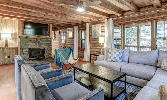 Royal Pines Casa | Charming Renovated Cabin with Fireplace