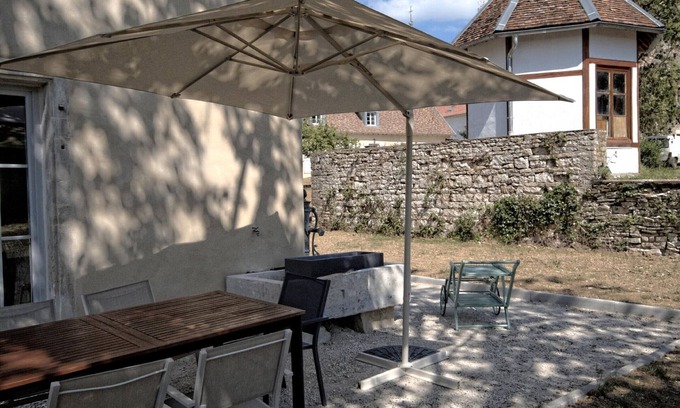 Montagney Cabaña | Encantadora casa de campo renovada con terraza y aparcamiento en Montagney