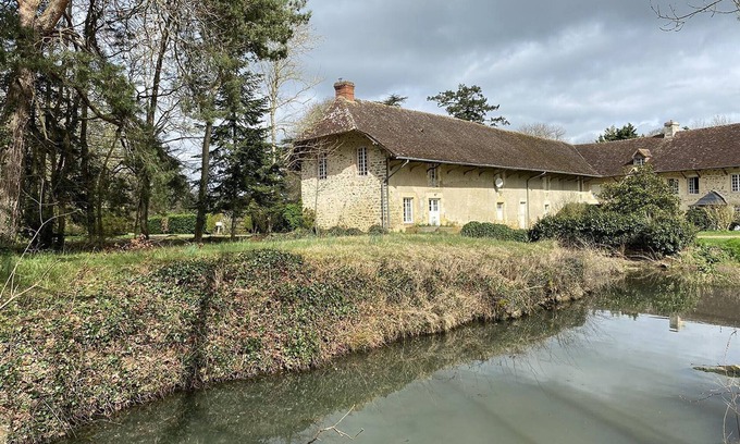 Saint-Christophe-le-Jajolet Cabaña | Casa Rústica Renovada: Jardín Cerrado, Vistas al Castillo, Ideal para Teletrabajo y Actividades
