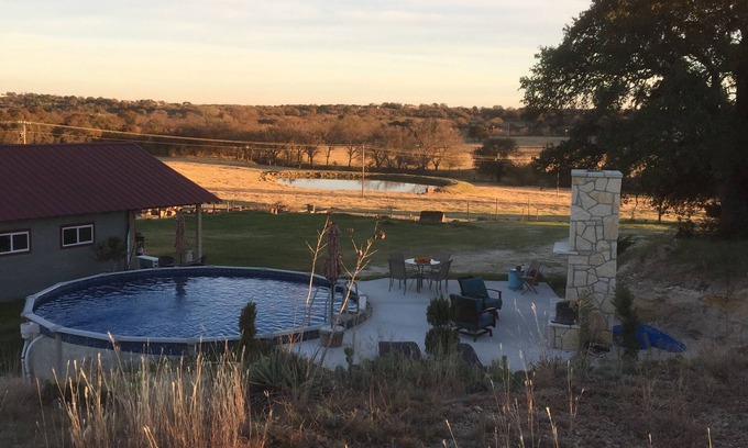 Weatherford Casa | ¡ENCANTADOR! Granero renovado w / piscina privada y bañera de hidromasaje!