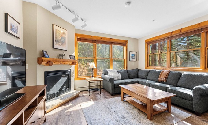 Keystone Condominio | Charming Retreat in Keystone w/ Private Patio & Fireplace, Close to River Run
