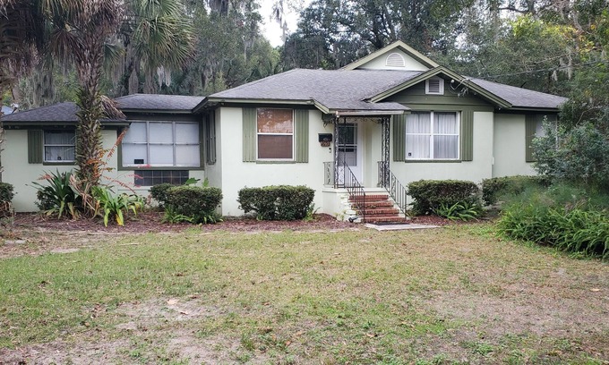 Arlington Casa | Charming retreat near Downtown and the Hospitals. Short drive to the beach.