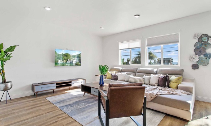 Sylmar Casa | Charming Retreat Nestled in Serene Apple Grove Lane – Perfect for Peace #41877