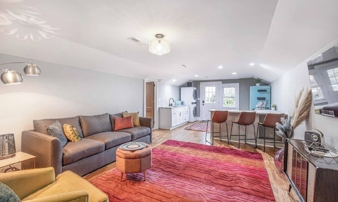 Albemarle Apartamento | Charming Retro & Stylishly Updated Mid-Century Apartment Retreat Near Downtown