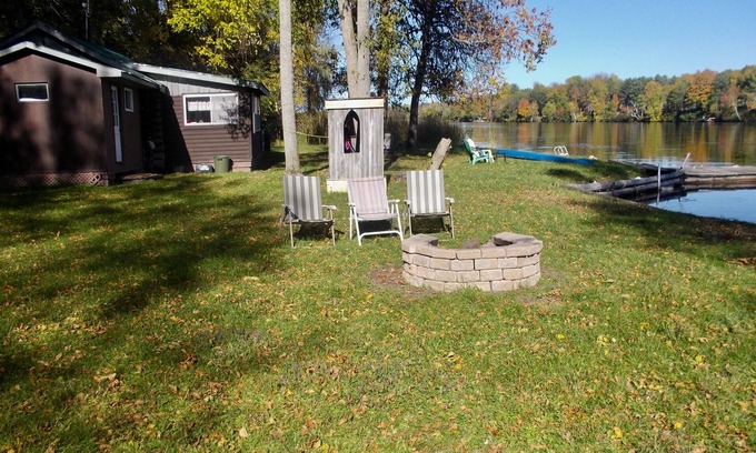 Montague Cabaña | Charming Riverside Cottage Retreat in Historic Merrickville, Ontario