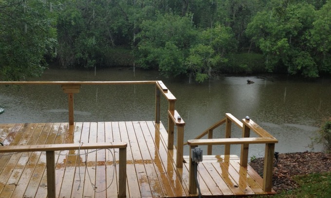 Elmaton Casa | Charming Riverside Home w/ Deck and Fishing. 15 minutes to STP and Bechtel.