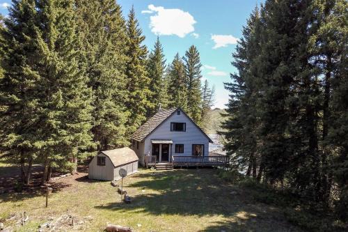Cameron Casa | Charming Riverside Cabin with Deck Overlooking Madison River near Three Dollar Bridge in McAllister, Montana
