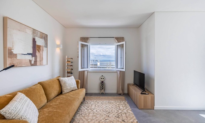 Paco De Arcos Apartamento | Charming Riverview Apartment
