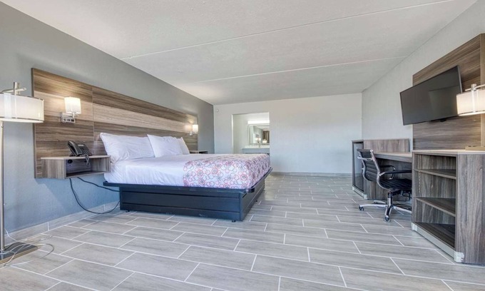 Revelo Hotel | Charming Room w/ Free Breakfast, Outdoor Pool, Close to Stearns Historic Sites