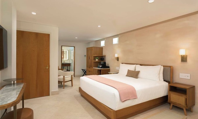 San Francisco Casa | Charming Room w/ Rooftop Pool Access—Perfect for Adult-Only Tranquility