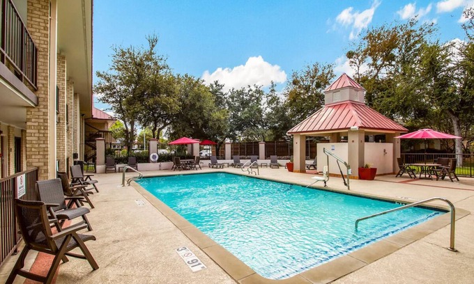 Addison Hotel | Charming Room with Outdoor Pool & Free Parking - Relaxing Stay