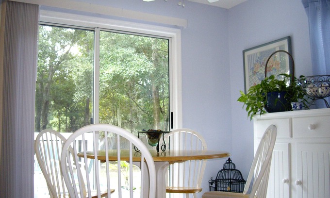 Pawleys Island Cabaña | Encanto Rose Cottage - tranquila, a minutos de la playa, etc.
