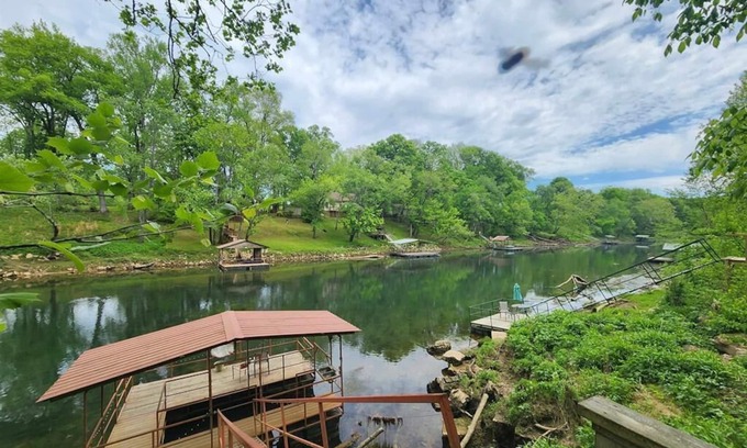 Heber Springs Cabina | Charming & Rustic Cabin on the Little Red River!