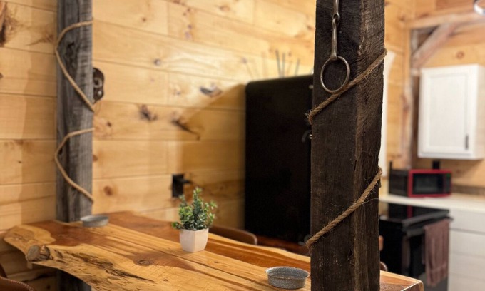 Riceville Cabina | Charming rustic modern 2-bedroom cabin farm stay, privacy & close to town!