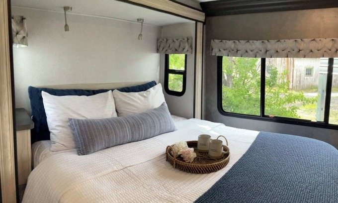 Redmond Casa | Charming RV with AC in Redmond - Getaway in the Heart of Central Oregon