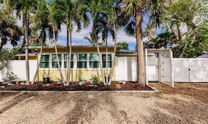 Sanibel Casa | Charming Sanibel home - 2 BR, 2 BTH with Pool, WiFi, Family friendly home