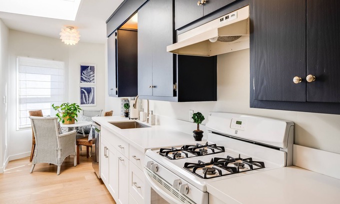 North of Montana Cabaña | Charming Santa Monica Guesthouse - amazing location