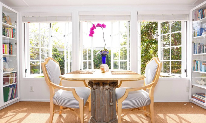 Country Club Apartamento | Charming Seashell Cottage Overlooking Garden