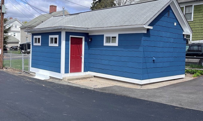 Manville Cabaña | Charming single family Cottage w fenced in yard, pet friendly, fenced yard