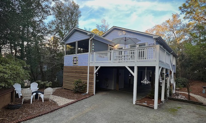 Emerald Isle Cabaña | Charming Soundside Home including Golf Cart, Kayaks, Bikes & Linens-Emerald Isle