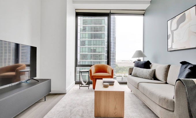 South Loop Apartamento | Charming South Loop 2BR w/ Pool, Gym & Spa, nr Grant Park, by Blueground