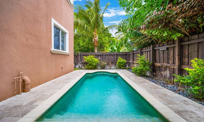 Lake Ridge Villa | Charming Spacious Pool Home in Fort Lauderdale