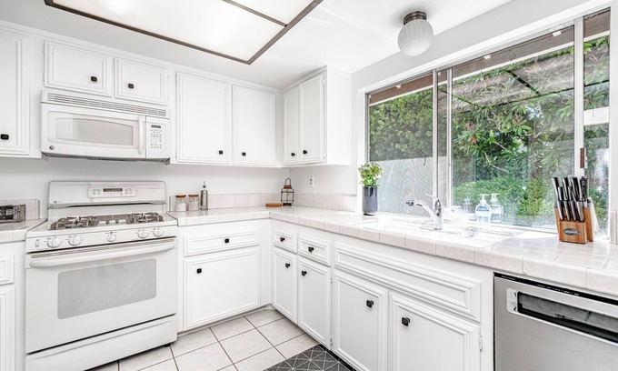 Fountain Valley Casa | Charming & Spacious 4-bedroom house with AC and WiFi in Fountain Valley