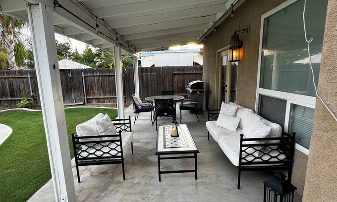 Greenacres Casa | Charming spacious 4 Bed house with WiFi and AC large backyard and pool.