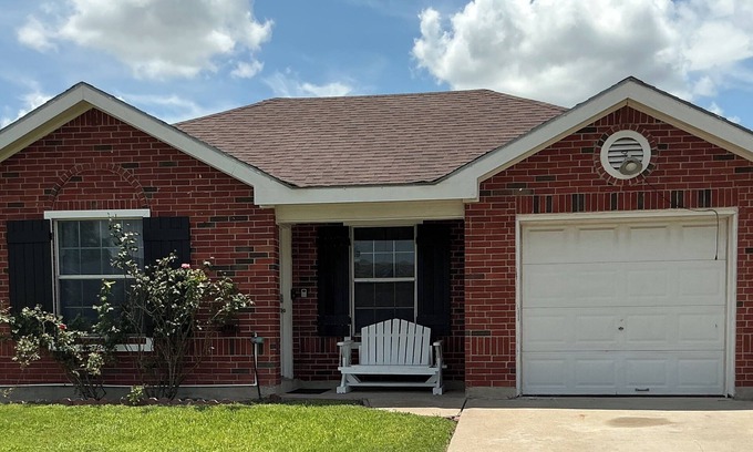 Brownsville Casa | Charming & Spacious 4-bedroom homr with AC, WiFi, Lots of Parking in Brownsville