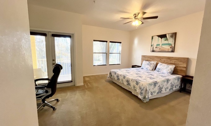 Gainesville Condominio | Charming Spanish-style condo nestled in the quiet Royal Park area of Gainesville