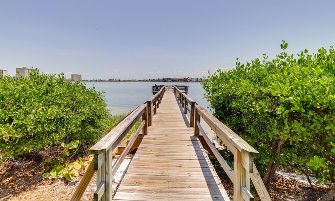 Palma del Mar Condominio | Charming St Petersburg Condo ~ 2 Mi to the Beach!