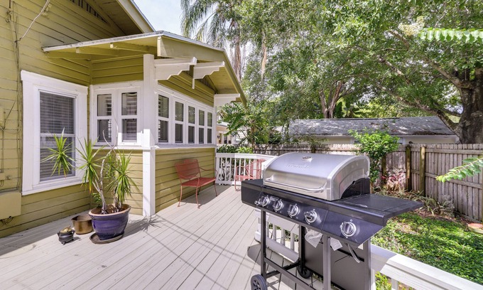 Historic Old Northeast Cabaña | Charming St Petersburg Bungalow 2 Mi to Downtown!