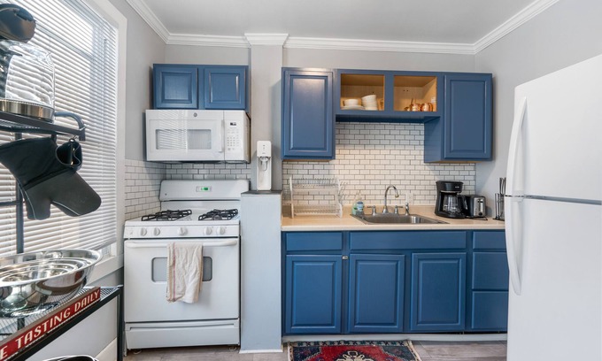 Poughkeepsie Apartamento | Charming Stay | Prime Location | Strong WiFi