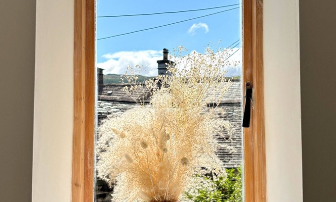 Dolgellau Cabaña | Charming Stone Cottage Getaway Fireplace A short stroll from centre of Dolgellau