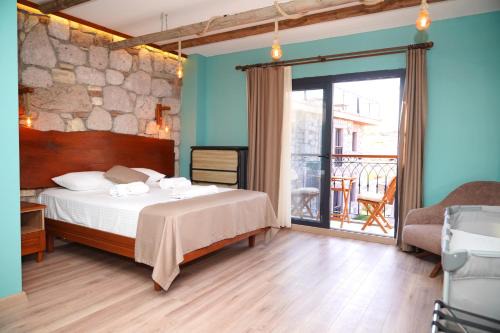 Ayvalik Cama Y Desayuno | Charming Stone Studio with Balcony & Breakfast-8