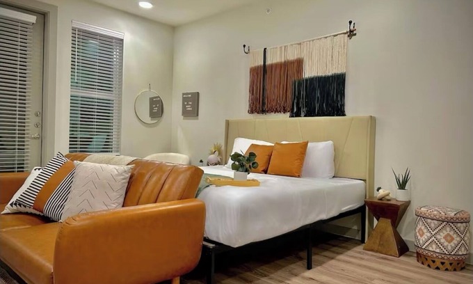 Sherman Apartamento | Charming studio apartment with pool, gym, washer dryer, great location