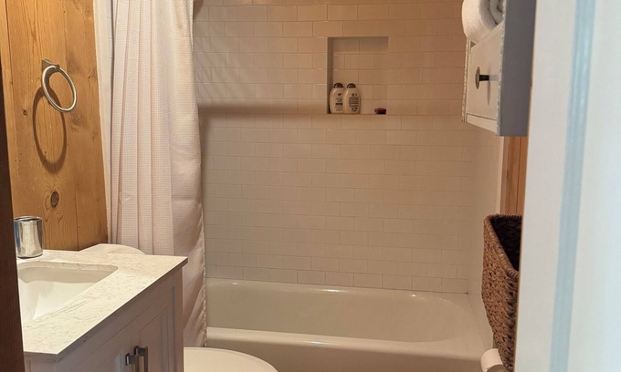 Ojai Cabina | Charming studio cabin with full kitchen in serene downtown Ojai