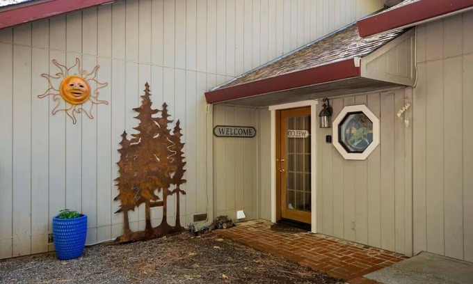 Grizzly Flats Apartamento | Charming studio in quaint Grizzly Flats with WiFi, AC, pool table, jetted tub.