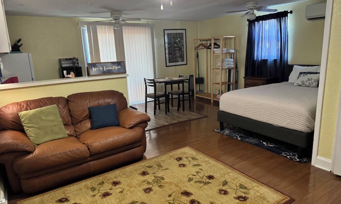 Disston Heights Apartamento | Charming studio in beautiful St. Petersburg with AC