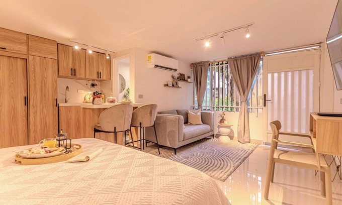 Florida Nueva Apartamento | Charming studio in Laureres with AC +Hot Water