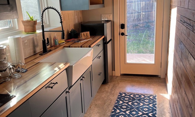 Rio Robles Apartamento | Charming studio in marvelous Austin with WiFi, TV, pickleball and lake access